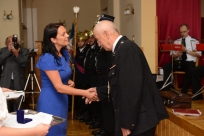Sylwia Cieślar wręcza odznaczenie